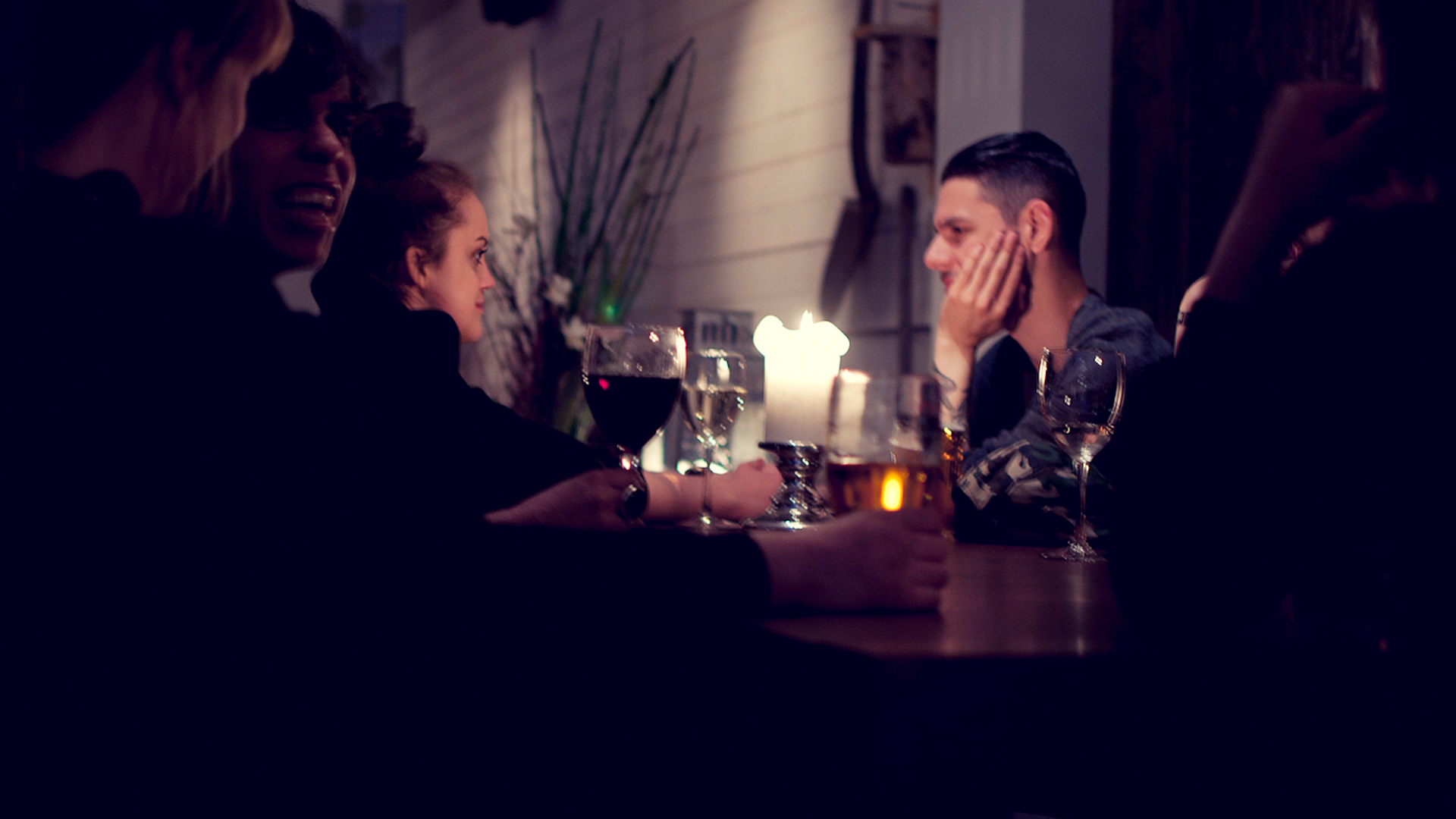Restaurang folk som diskuterar (Photo: MusicPartner)